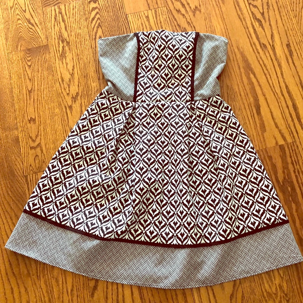 Adorable strapless back and white dress. Medium